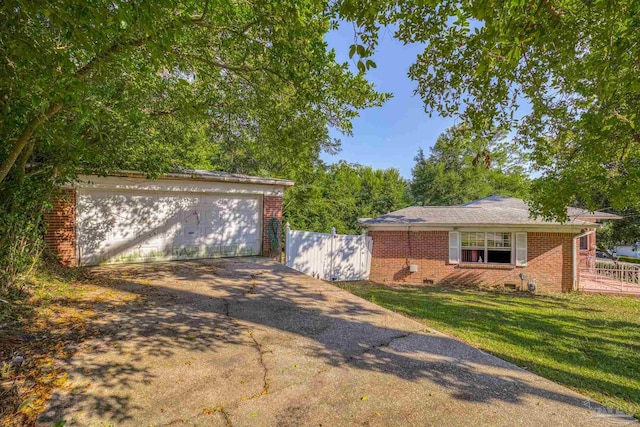 view of front of home with a front lawn, a porch, and a garage