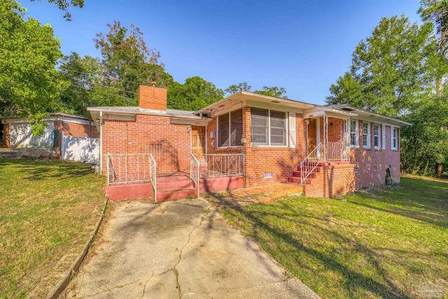 single story home with a front lawn