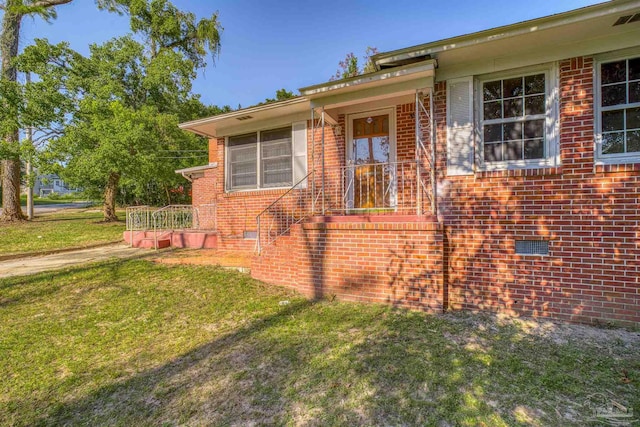 view of front of property with a front lawn