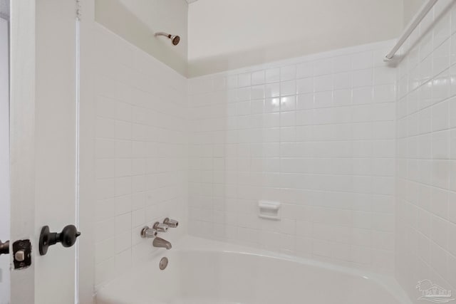 bathroom with tiled shower / bath combo