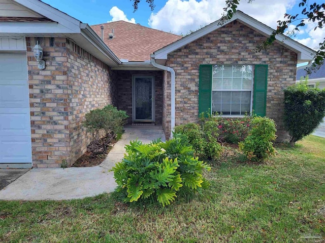 property entrance featuring a yard