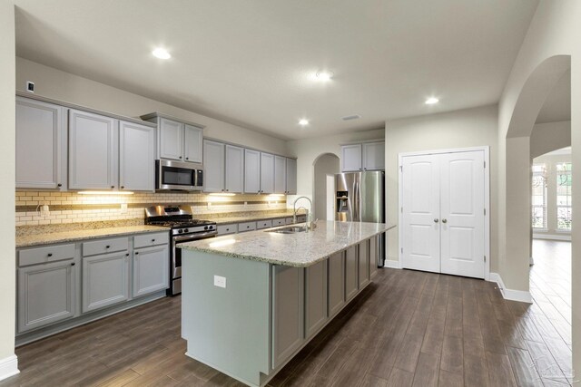 spare room with dark hardwood / wood-style floors, a notable chandelier, crown molding, and a tray ceiling