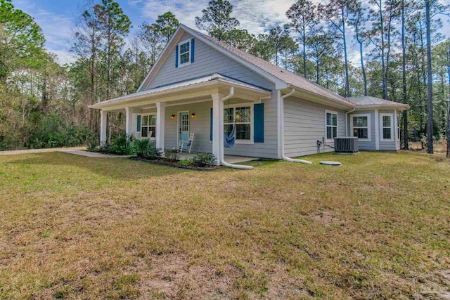 view of front facade featuring a porch, central AC, and a front yard