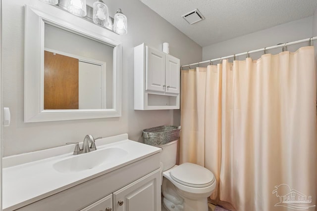 full bathroom featuring a textured ceiling, vanity, a shower with curtain, toilet, and visible vents