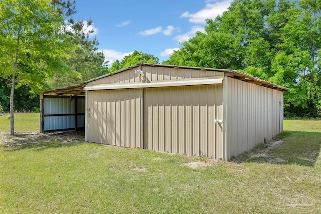 view of pole building featuring a yard