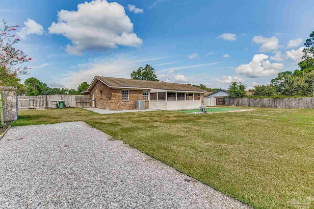 back of house featuring a lawn