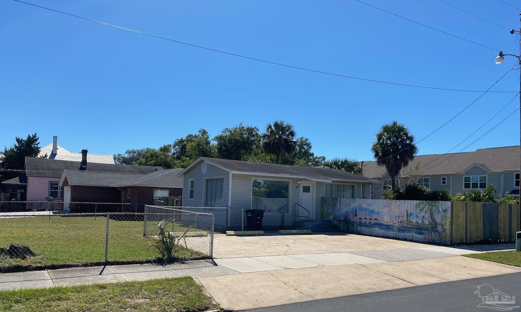 single story home featuring a front yard