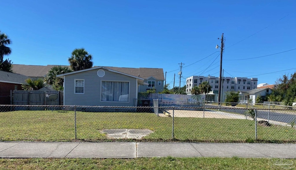 view of front facade featuring a front yard