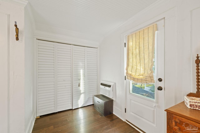 foyer featuring ornamental molding, an AC wall unit, and dark wood-type flooring