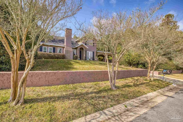 view of front of home featuring a front yard