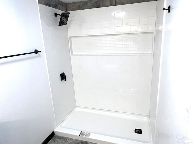 bathroom featuring a tile shower