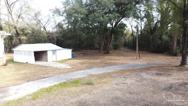 view of yard featuring an outdoor structure