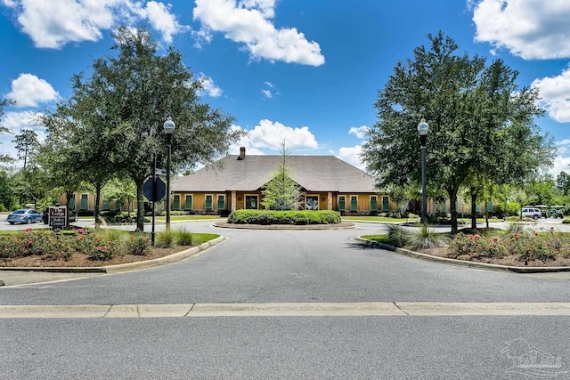 view of front of property featuring driveway