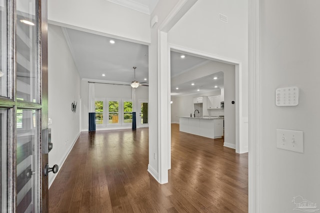 foyer featuring ceiling fan, dark wood-style floors, recessed lighting, and ornamental molding