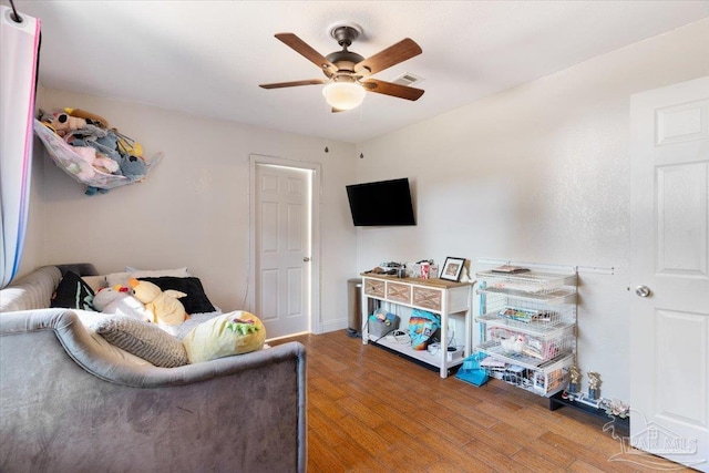 living room with hardwood / wood-style floors and ceiling fan