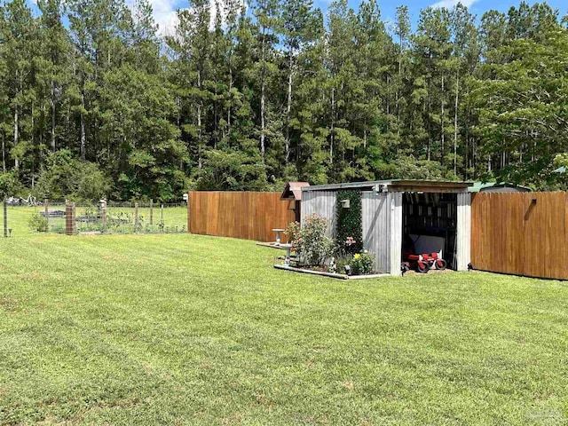 view of yard featuring an outbuilding