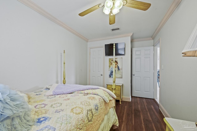 bedroom featuring dark wood-type flooring, ornamental molding, a closet, and ceiling fan