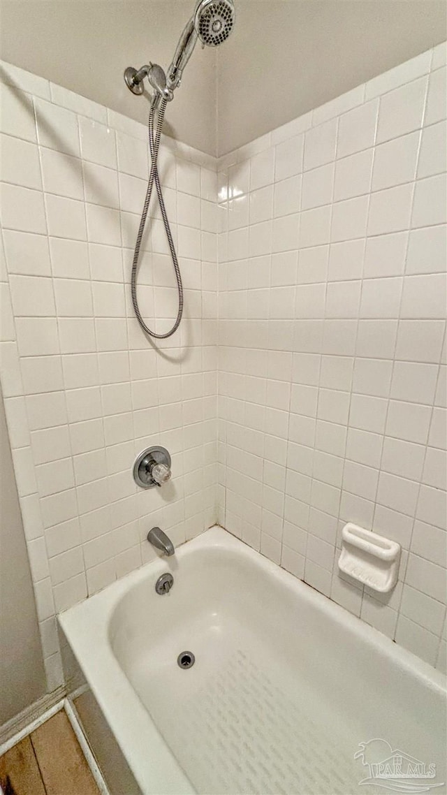 bathroom featuring tiled shower / bath combo