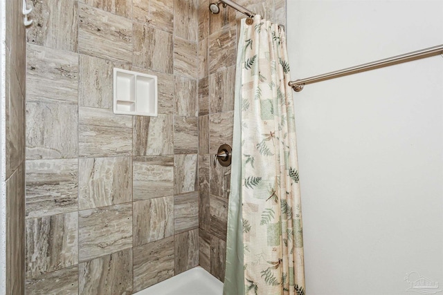 bathroom featuring a shower with shower curtain