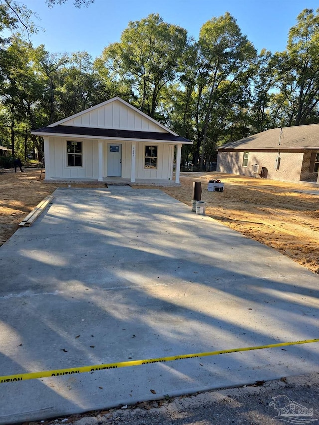 view of front of house featuring covered porch