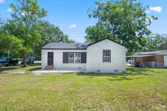 back of house featuring a lawn