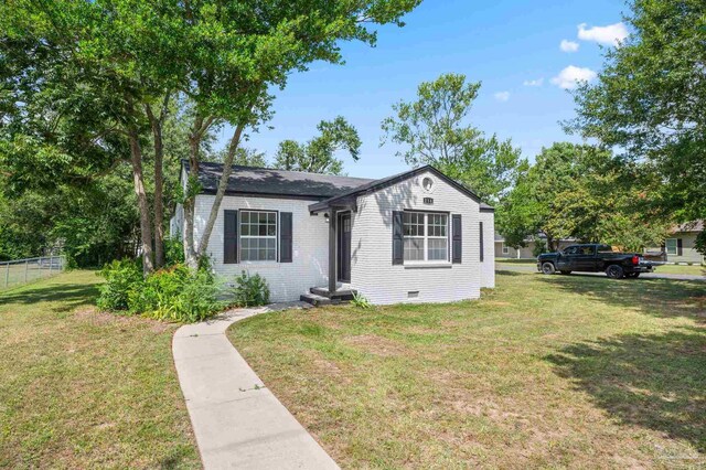 view of front of home featuring a front lawn