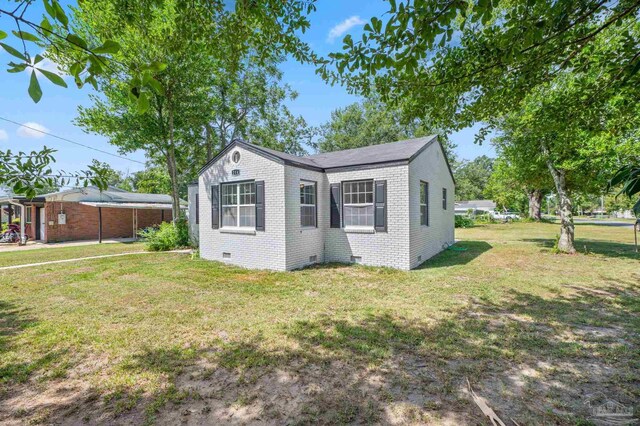 view of front of home featuring a front yard