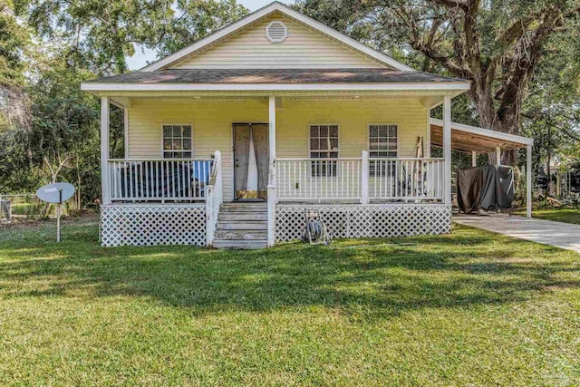 view of front facade featuring a porch, a front yard, and a carport