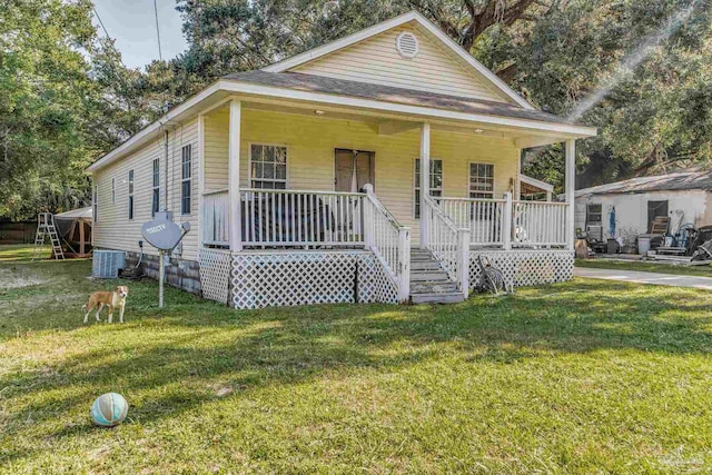 view of front of property featuring a porch and a front lawn