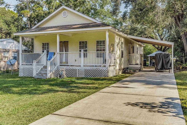 view of front of house featuring a porch and a front lawn