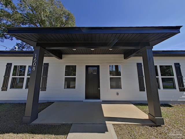 property entrance with covered porch