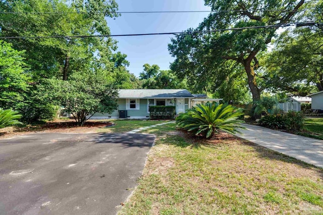 view of front of house featuring aphalt driveway, a front yard, and crawl space