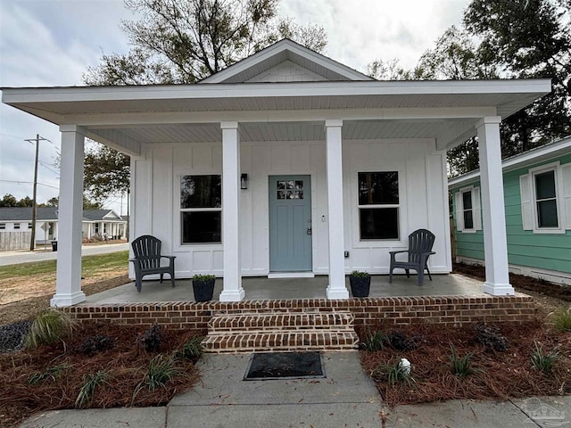 view of front of property featuring covered porch