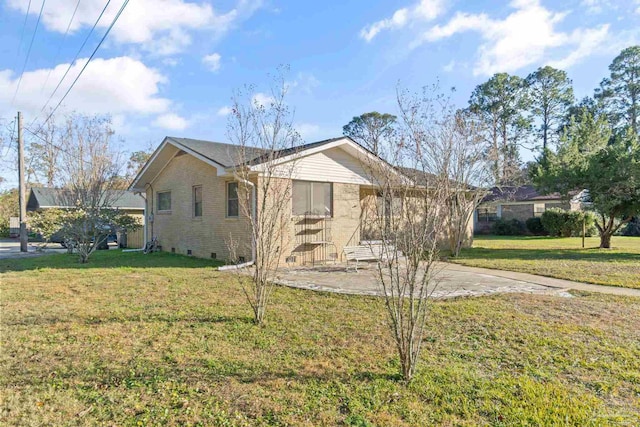 view of front of home with a patio area and a front lawn