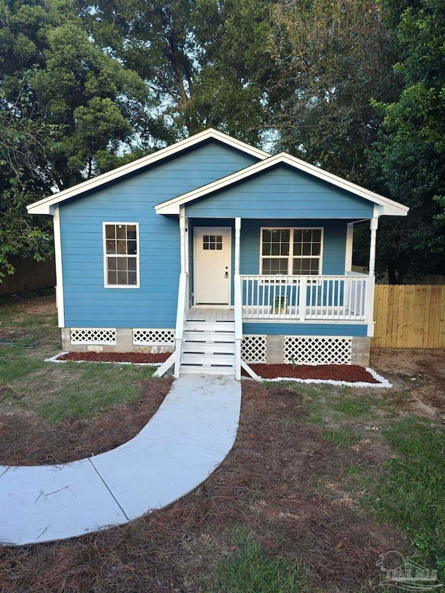 view of front of property featuring a front yard and a porch