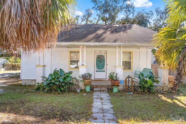 view of front of property with a front lawn