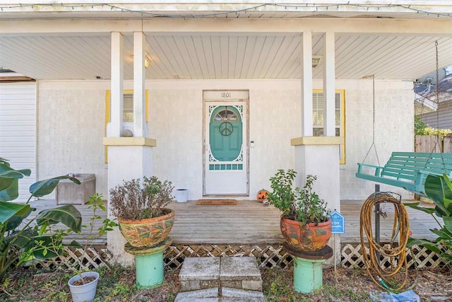 entrance to property featuring a porch