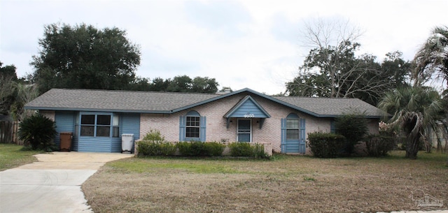 ranch-style house featuring a front yard