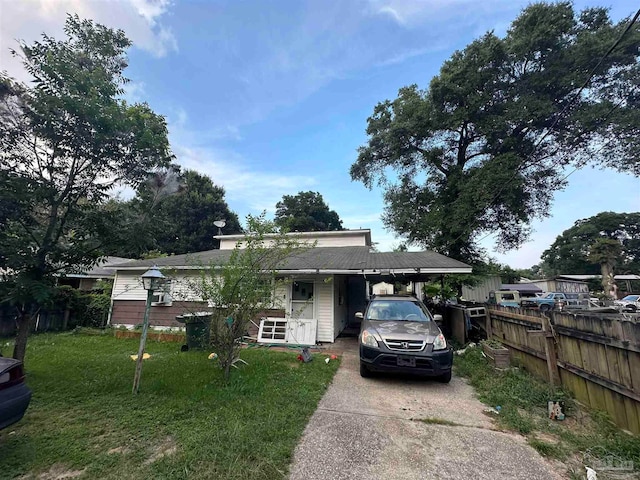 view of front of property featuring a front yard