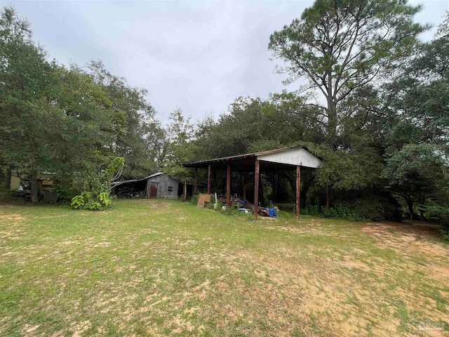 view of yard featuring an outbuilding