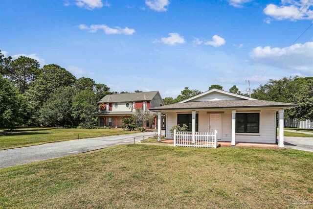 view of front of property featuring a porch and a front yard