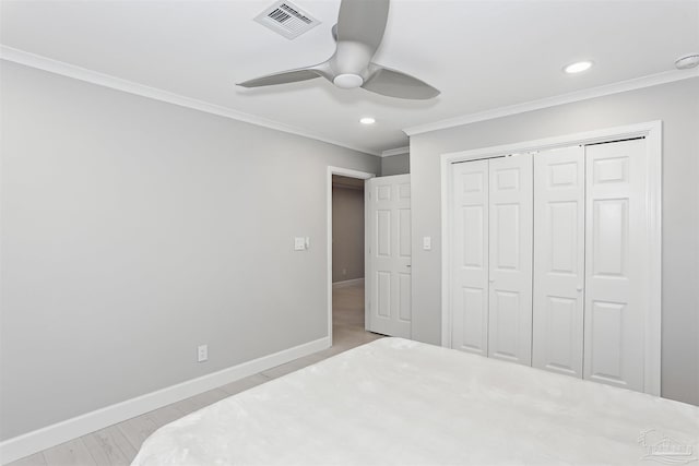 bedroom with visible vents, ornamental molding, recessed lighting, and light wood-type flooring