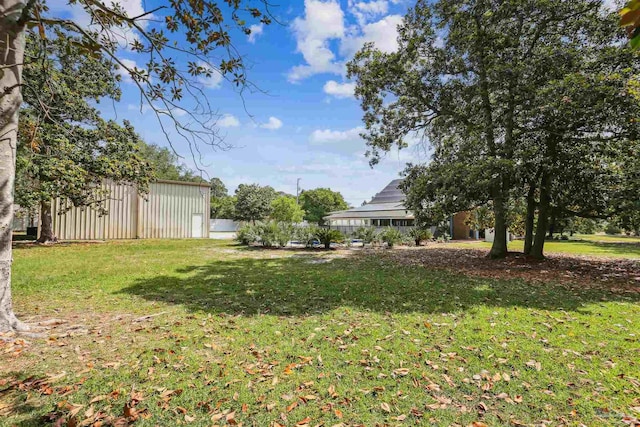 view of yard featuring an outbuilding