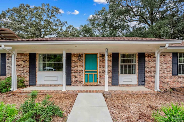 entrance to property featuring covered porch