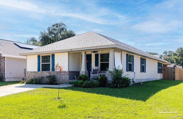 view of front of property featuring a front lawn and covered porch