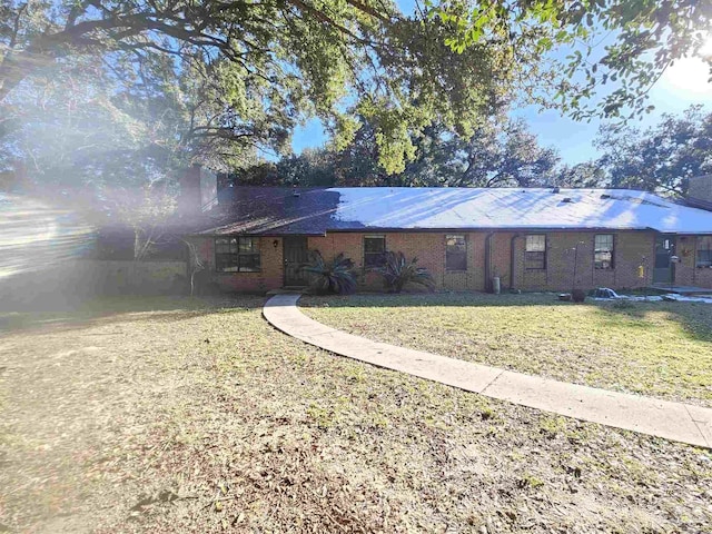 single story home featuring a front lawn