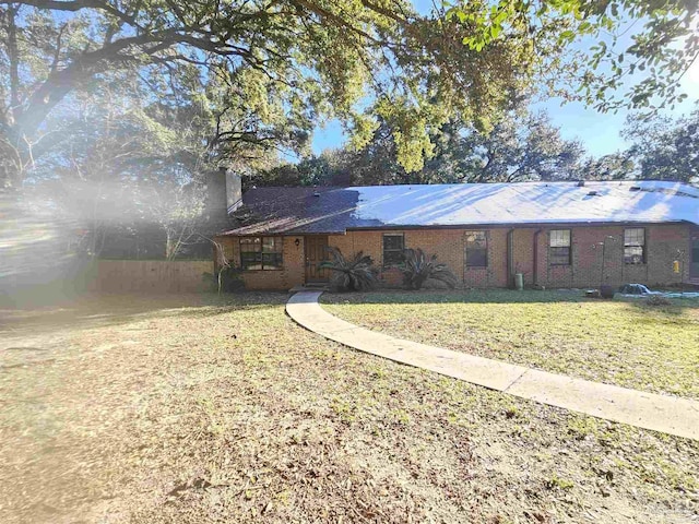 ranch-style home featuring a front lawn