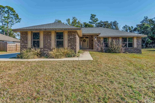 single story home featuring a front lawn