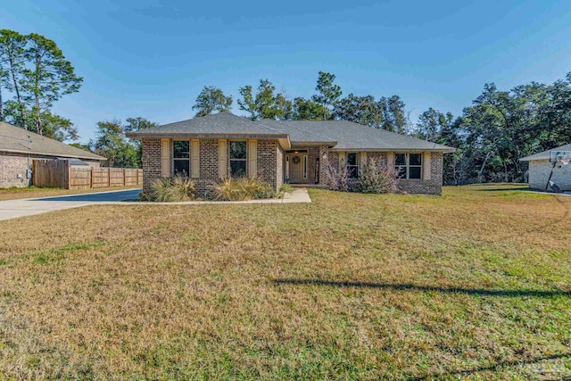 single story home featuring a front yard