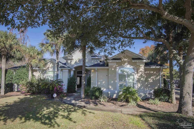 view of front facade featuring a front lawn